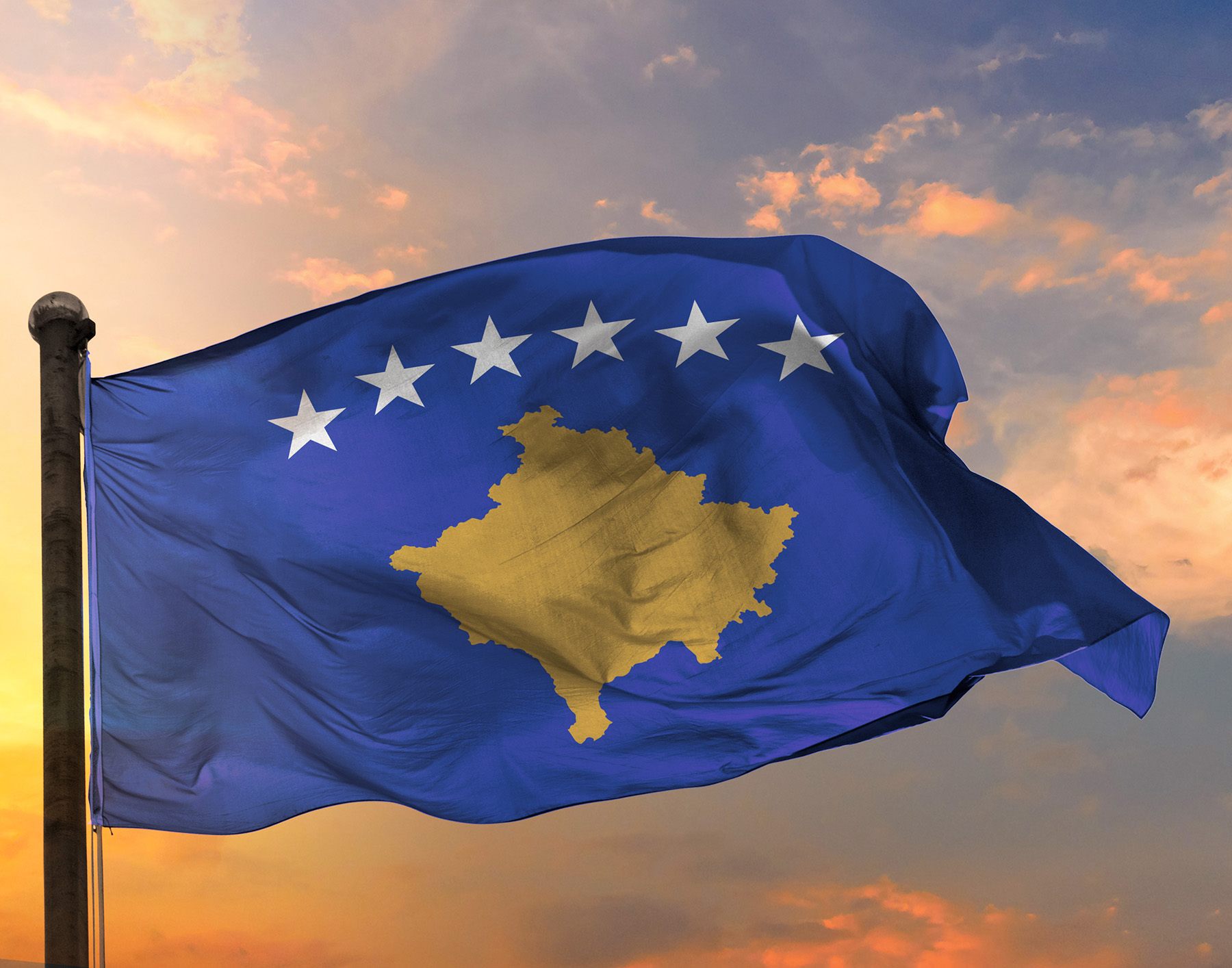 die-wehende-flagge-des-kosovo-und-der-himmelshintergrund